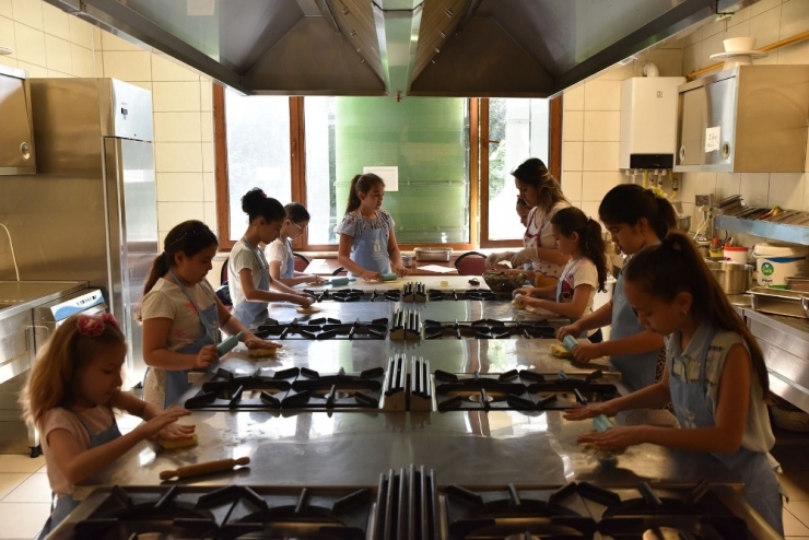 Çocuk Aşçılar Kolları Sıvayıp İşe Koyuldu