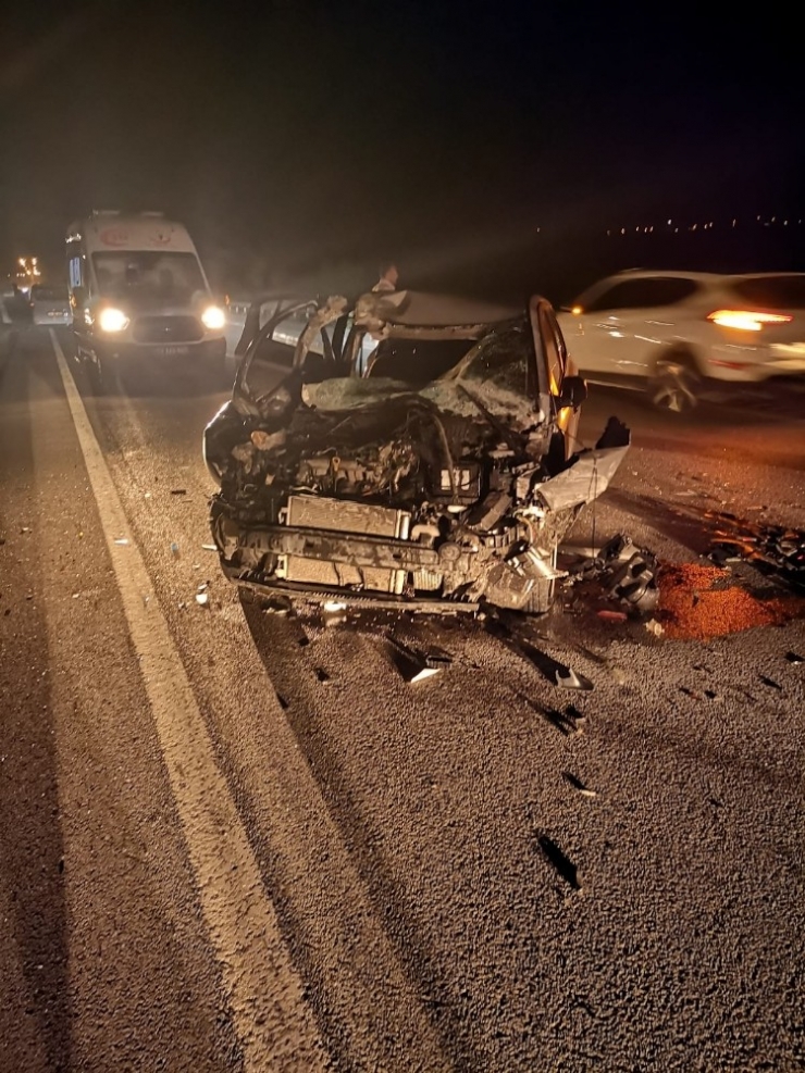 Otomobil Tır’a Çarptı: 2 Yaralı