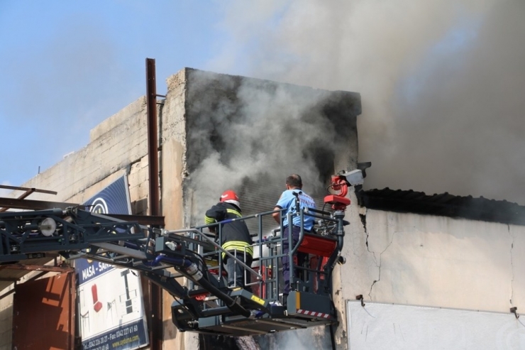 Gaziantep’te Masa Sandalye İmalathanesinde Yangın