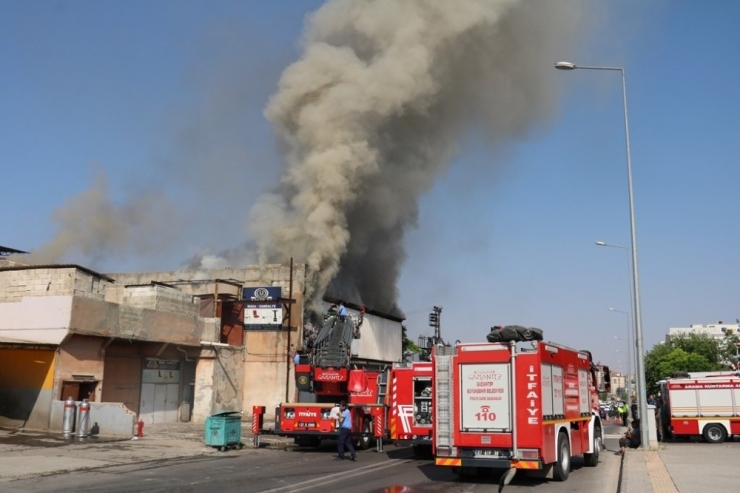 Gaziantep’te Masa Sandalye İmalathanesinde Yangın