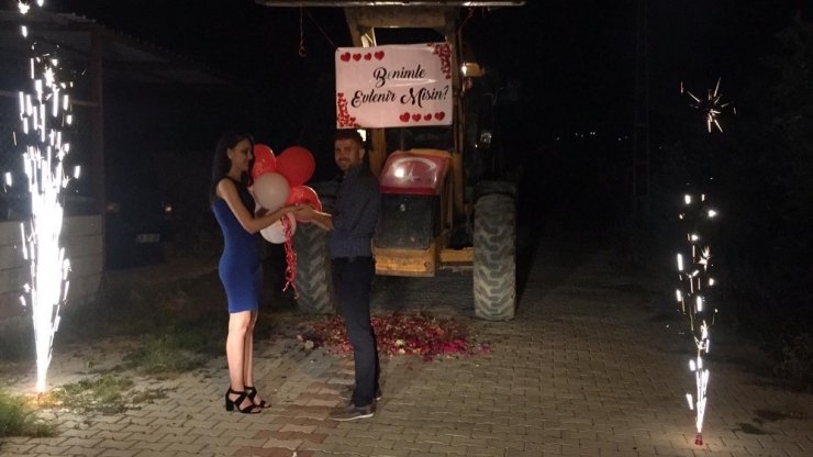Kepçeyle Başına Gül Döktürüp Evlenme Teklif Etti