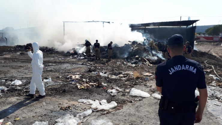 Çeşme’de Geri Dönüşüm Atık Toplama Deposu Yandı