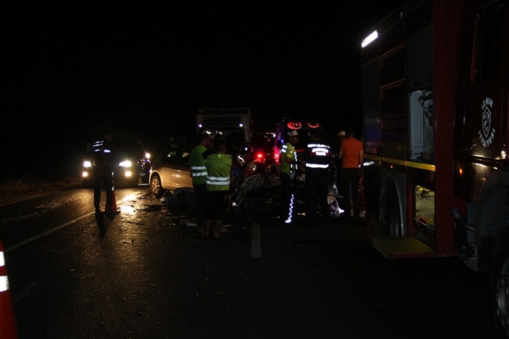 İzmir’de Feci Kazada Aynı Aileden 3 Kişi Öldü, 1 Kişi Yaralandı