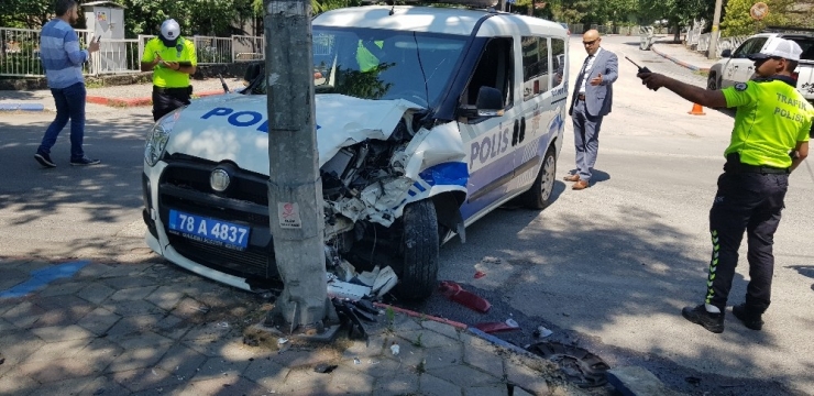 Polis Otosu İle Otomobil Çarpıştı: Biri Polis 2 Hafif Yaralı