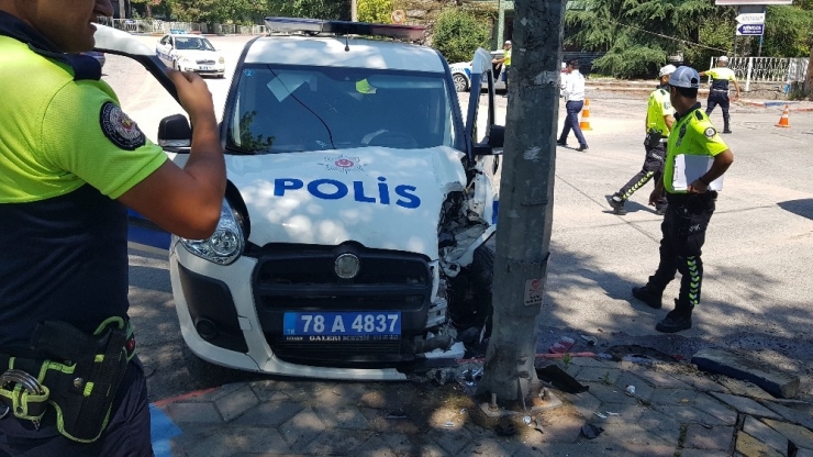 Polis Otosu İle Otomobil Çarpıştı: Biri Polis 2 Hafif Yaralı