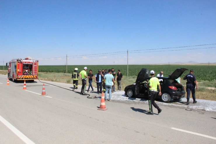 Motor Kısmından Alev Alan Otomobil Kullanılamaz Hale Geldi