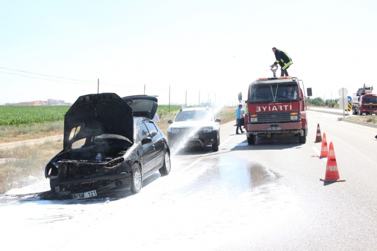 Motor Kısmından Alev Alan Otomobil Kullanılamaz Hale Geldi