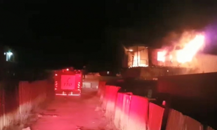 Palet İmalathanesindeki Konteynerler Alev Alev Yandı