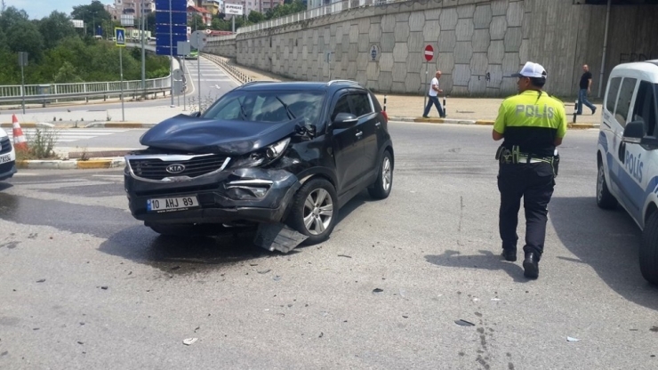 Kargo Aracı İle Cip Çarpıştı: 2 Yaralı