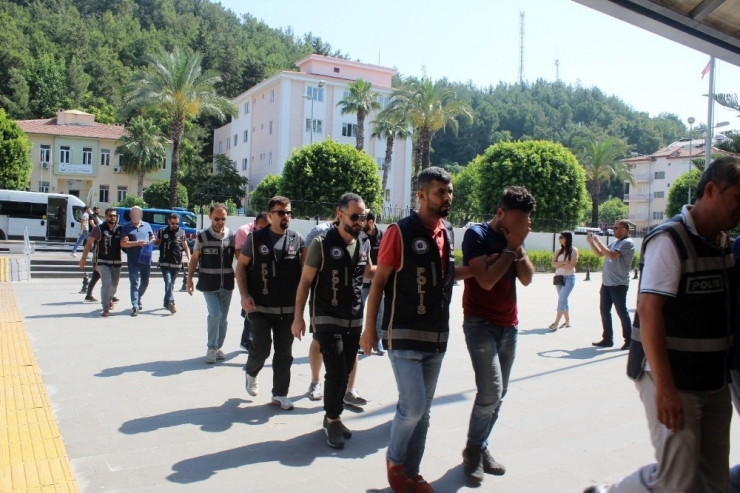 Eşiyle Sorun Yaşayan Kadınları Milyonlarca Lira Dolandırdılar