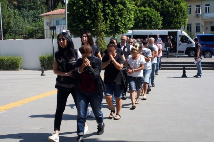 Eşiyle Sorun Yaşayan Kadınları Milyonlarca Lira Dolandırdılar