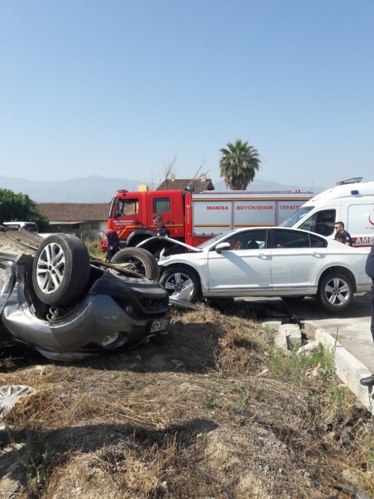 Manisa’da 2 Otomobil Çarpıştı: 4 Yaralı