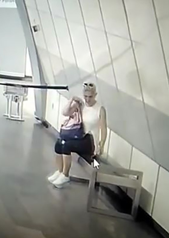 İstanbul’da Metro İstasyonunda Telefon Çalan Kadın Hırsız Kamerada