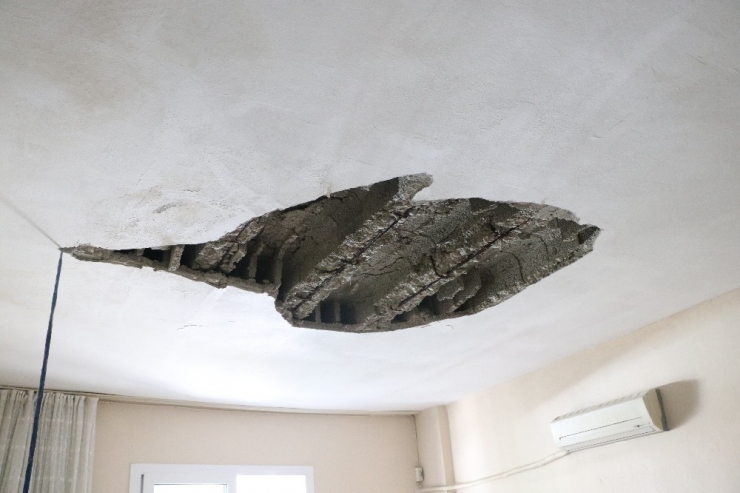 Evin Tavanı Çöktü, Anne Ve Oğlu Yaralandı