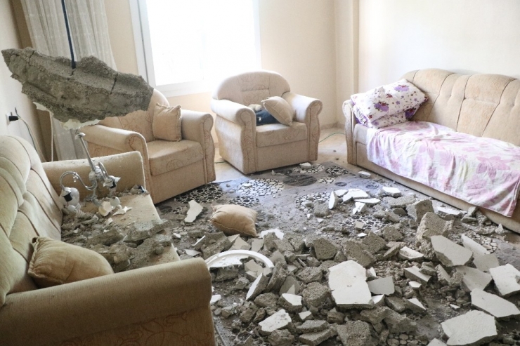 Evin Tavanı Çöktü, Anne Ve Oğlu Yaralandı