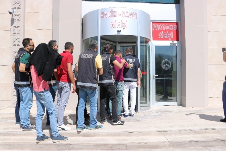 Niğde’de Oto Ekspertizli Dolandırıcılık Zanlıları Adliyeye Sevk Edildi