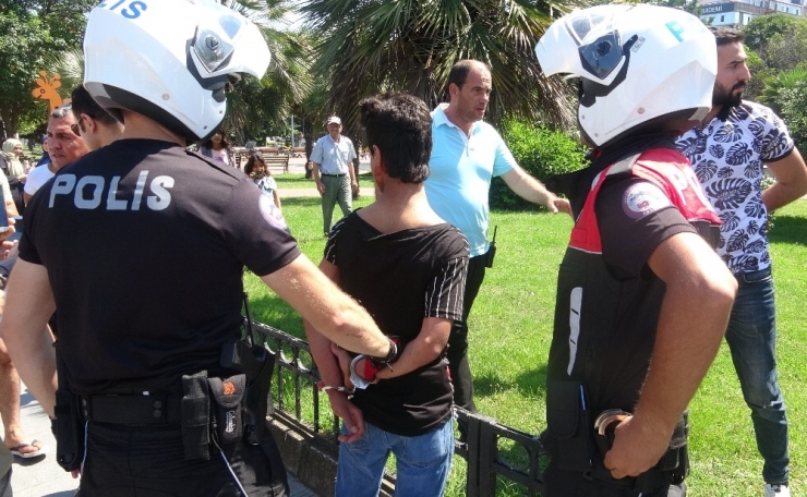 Bıçaklı Saldırganı Darp Ederek Yakalattı
