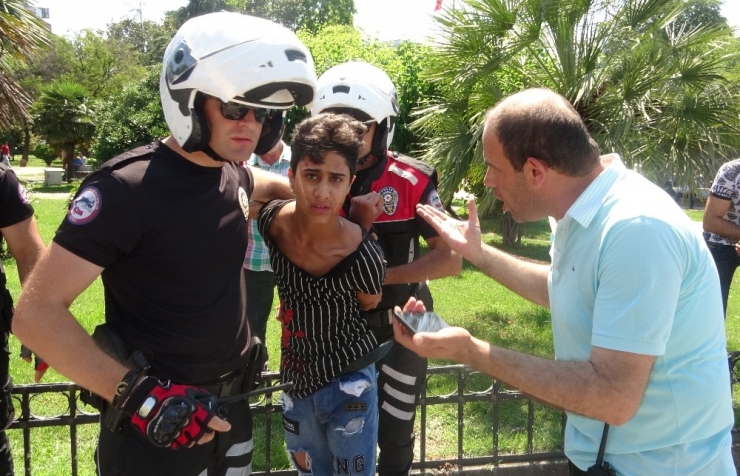 Bıçaklı Saldırganı Darp Ederek Yakalattı