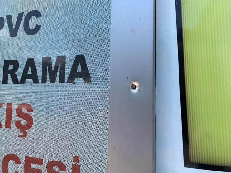 Sultanbeyli’de Emlak Ofisinin Kurşunlandığı Anlar Kamerada