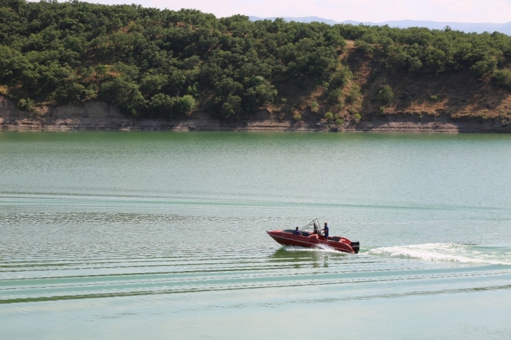 Jak Timleri, Otobüsün Çarparak Munzur’a Düşürdüğü Kayıp Genç Adamı Arıyor