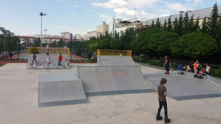 Uşaklı Patenci Gençler Heyecan Ve Adrenalini Bir Arada Yaşıyor