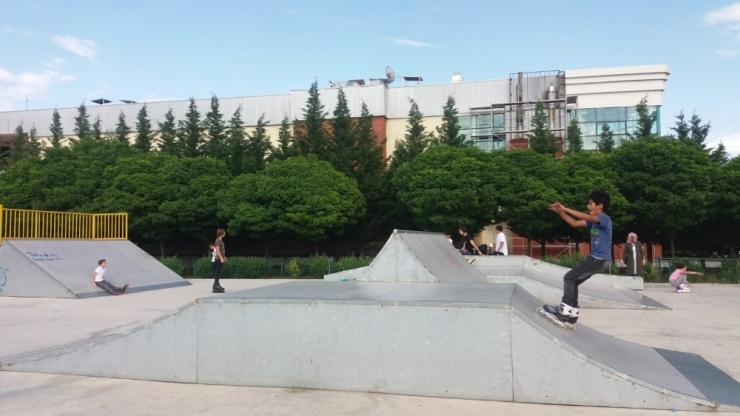 Uşaklı Patenci Gençler Heyecan Ve Adrenalini Bir Arada Yaşıyor