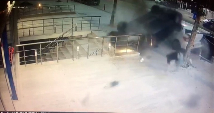 Kaldırıma Uçan Aracın Yayaları Teğet Geçtiği Anlar Kamerada