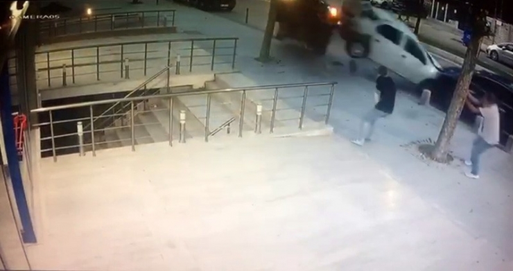 Kaldırıma Uçan Aracın Yayaları Teğet Geçtiği Anlar Kamerada