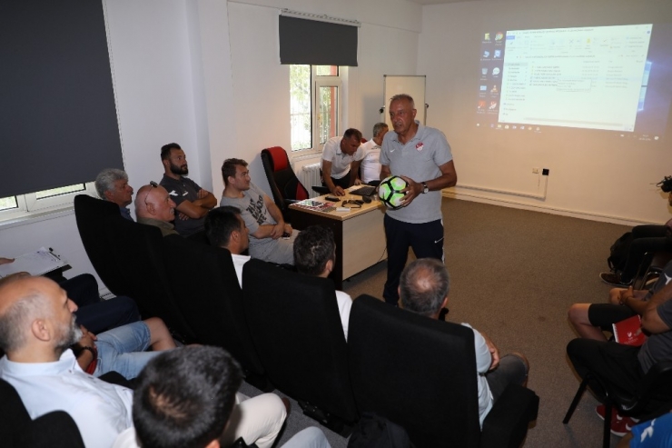 “Kaleci Eğitim Semineri Ve Kaleci Kampı” Başladı