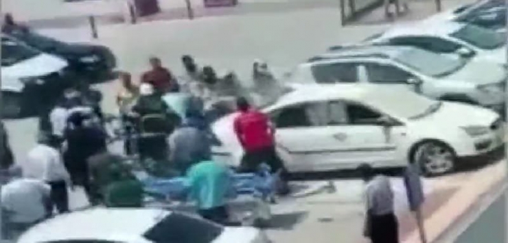 Alev Alan Otomobildeki Engellinin Kurtarılma Anı Kamerada