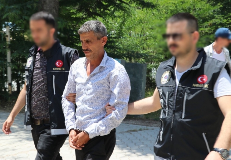 Uyuşturucu Sattıkları Öne Sürülen Biri Yabancı Uyruklu İki Zanlı Tutuklandı