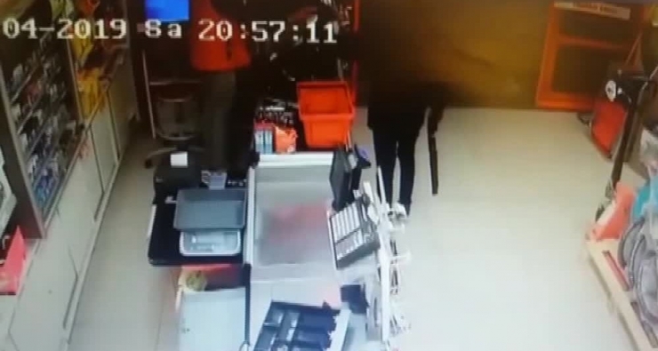 İstanbul’da Pompalı Tüfekle Market Soygunları Kamerada