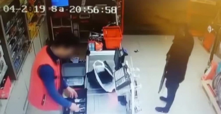 İstanbul’da Pompalı Tüfekle Market Soygunları Kamerada