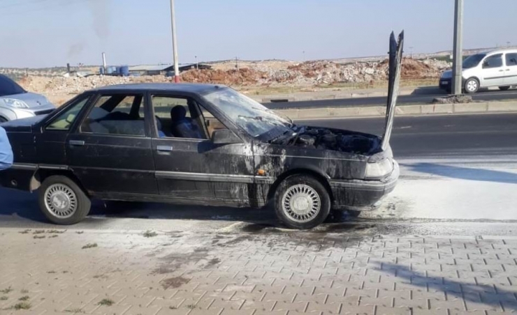 Trafik Işığında Duran Otomobil Alev Aldı