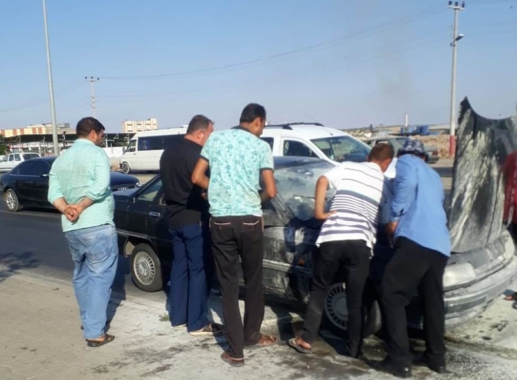 Trafik Işığında Duran Otomobil Alev Aldı