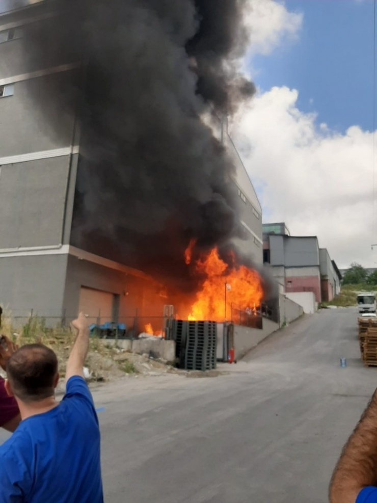 Hadımköy’de Bir Plastik Fabrikası Alev Alev Yandı