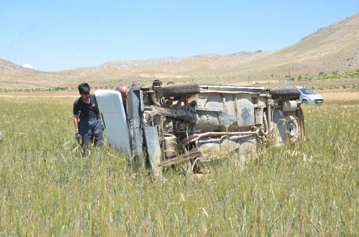 Otomobil Tarlaya Devrildi: 4 Yaralı