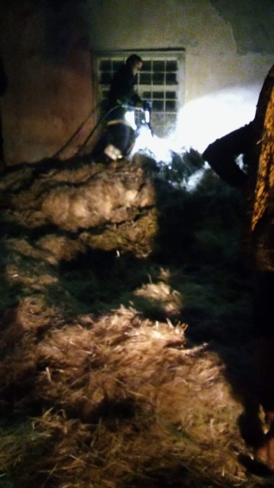 Samanlıkta Çıkan Yangını İtfaiye Ekipleri Söndürdü