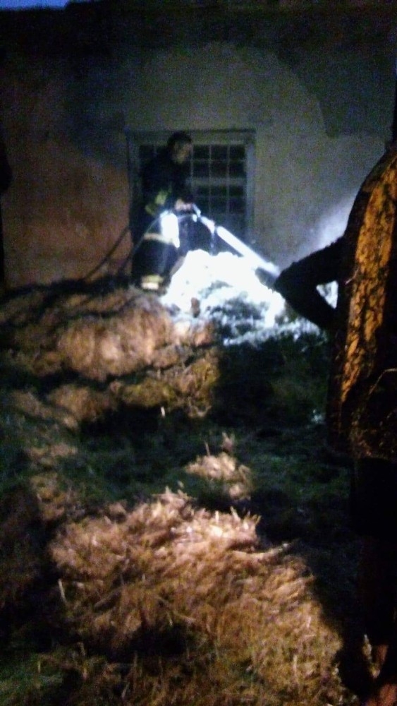 Samanlıkta Çıkan Yangını İtfaiye Ekipleri Söndürdü