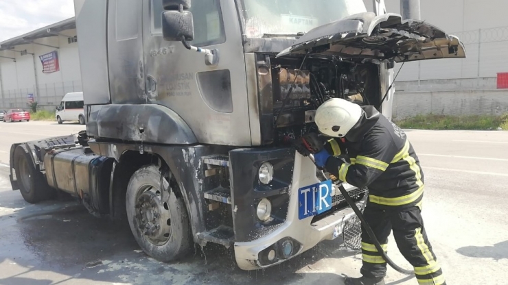 Tırda Çıkan Yangını İtfaiye Söndürdü