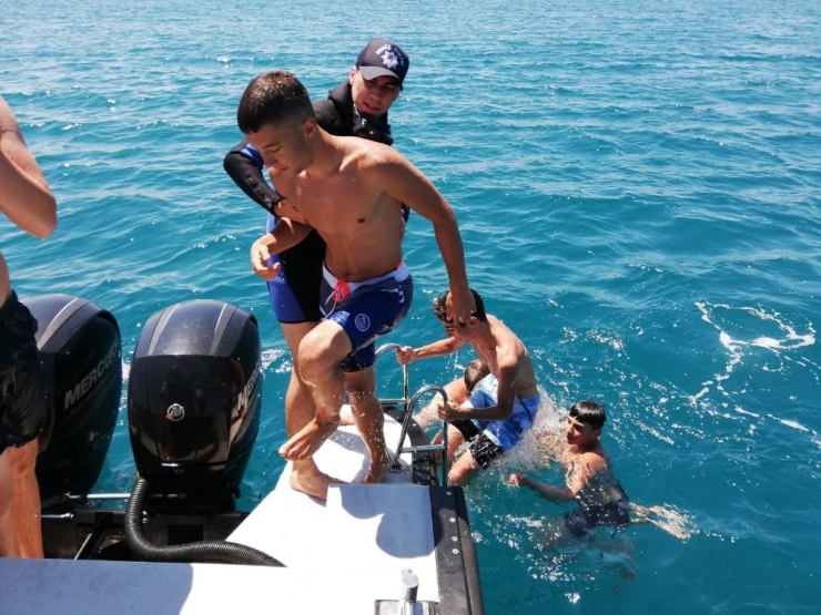 Karadeniz’den Kıyıya Dönmekte Zorlanan Çocukları Polis Kurtardı