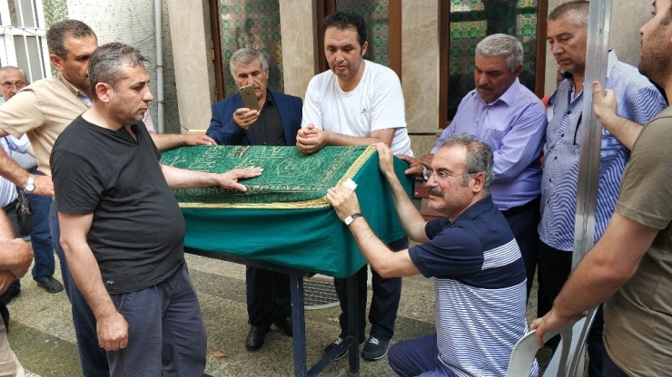 Kaymakam İnan, Oğlunun Tabutu Başında Suçluların Serbest Kalmasına İsyan Etti