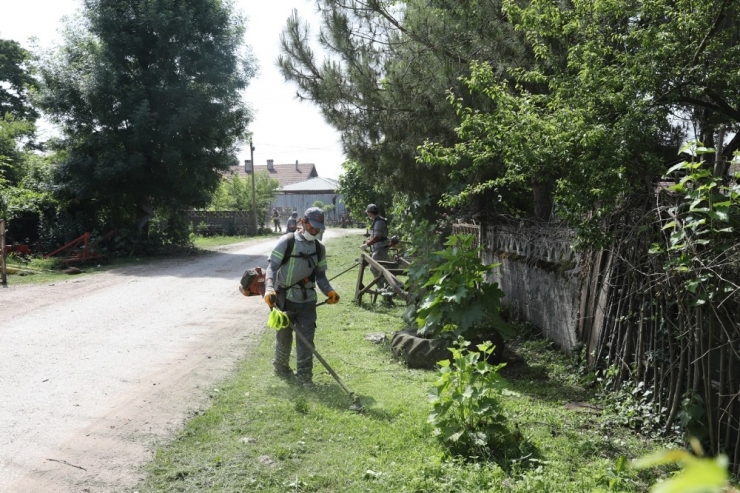 Adapazarı Belediyesi İlçede Temizliği Elden Bırakmıyor