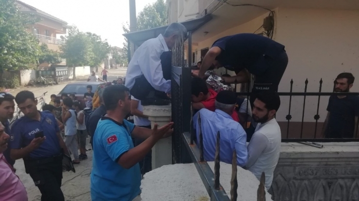 Oyun Oynayan Çocuğun Koluna Demir Korkuluk Saplandı