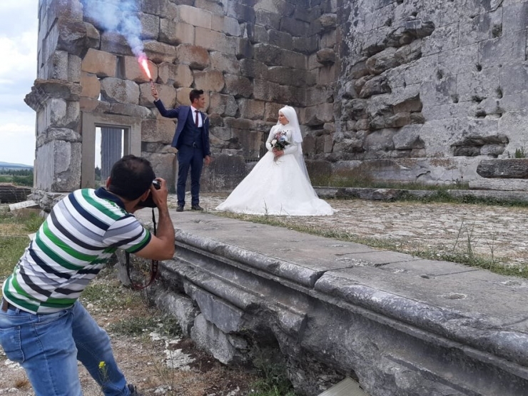 Aizonai Antik Kenti Evlenen Çiftler İçin Doğal Fotoğraf Stüdyosu Oldu