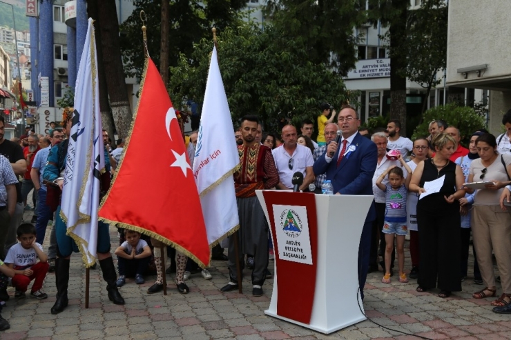 Kafkasör Festivali Boğalı Kortej Yürüyüşüyle Başladı