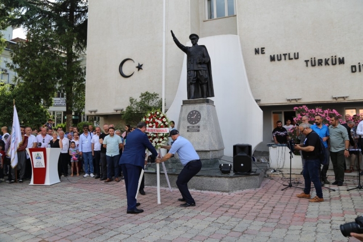 Kafkasör Festivali Boğalı Kortej Yürüyüşüyle Başladı