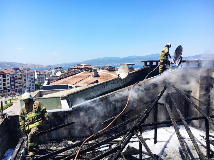 Çatı Yangını Paniğe Sebep Oldu