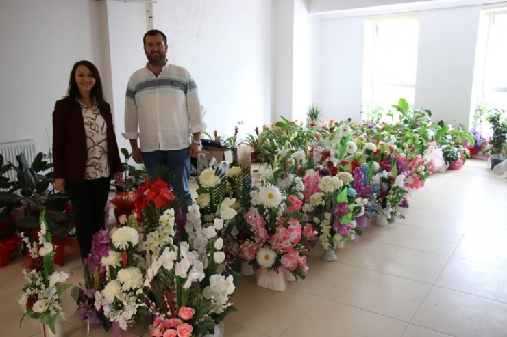 Başkan Tekin’e Hediye Edilen Kutlama Çiçeklerinin Hepsi Satıldı