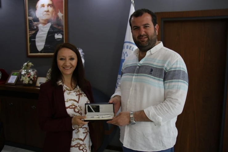 Başkan Tekin’e Hediye Edilen Kutlama Çiçeklerinin Hepsi Satıldı